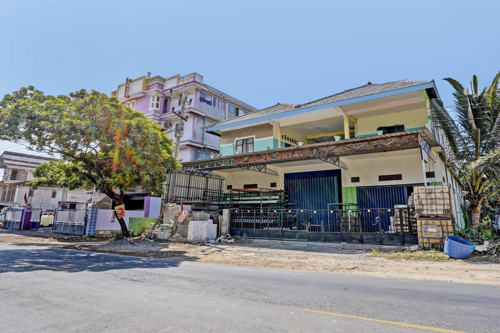 Oyo Life 93037 Nova Jaya Homestay Syariah Lamongan Exterior foto